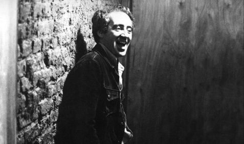 O diretor de teatro José Celso Martinez Correia, ou Zé Celso, sorri em teatro da capital paulista.