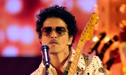 Bruno Mars desembarca no Brasil para série de shows; veja
