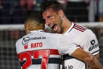 Calleri comemora o primeiro gol do São Paulo no Morumbi