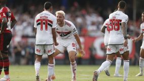 Nestor e Calleri comemoram o gol do título do São Paulo na Copa do Brasil