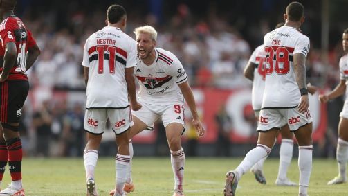 Nestor e Calleri comemoram o gol do título do São Paulo na Copa do Brasil