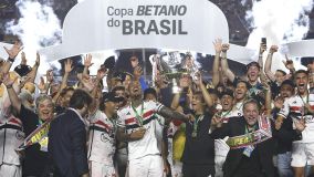 Jogadores, comissão e dirigentes do São Paulo levantam a taça da Copa do Brasil