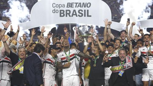 Jogadores, comissão e dirigentes do São Paulo levantam a taça da Copa do Brasil