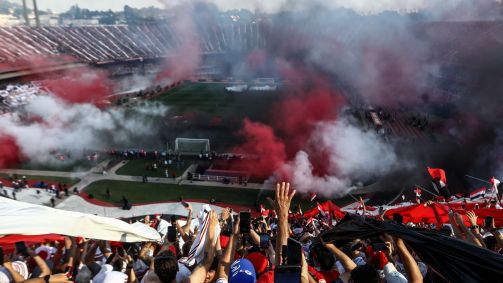 Torcida do São Paulo faz a festa no Morumbi antes do começo do jogo