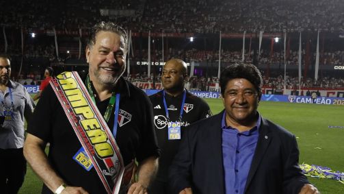 Presidente da CBF, Ednaldo Rodrigues entrega cheque de R$ 70 milhões pela premiação da Copa do Brasil ao presidente do São Paulo, Julio Casares