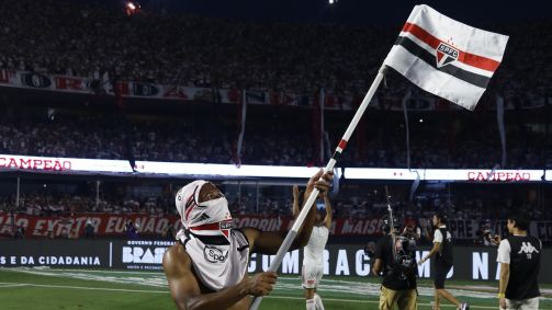 Luan comemora título da Copa do Brasil com bandeira do São Paulo