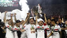 Jogadores, comissão e dirigentes do São Paulo levantam a taça da Copa do Brasil