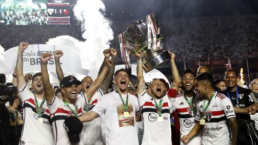 Jogadores, comissão e dirigentes do São Paulo levantam a taça da Copa do Brasil
