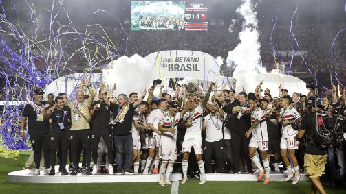Jogadores, comissão e dirigentes do São Paulo levantam a taça da Copa do Brasil