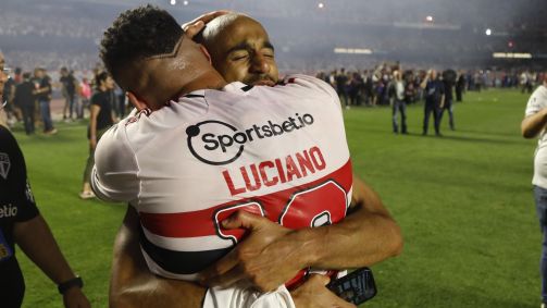 Emocionado, Lucas abraça Luciano após o título