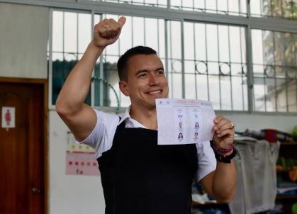 Candidato à Presidência do Equador, Daniel Noboa votou usando colete à prova de balas