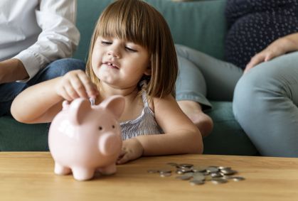 Família economizando dinheiro no cofrinho