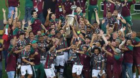 Jogadores do Fluminense comemoram a conquista da Libertadores 2023 com a taça de campeão