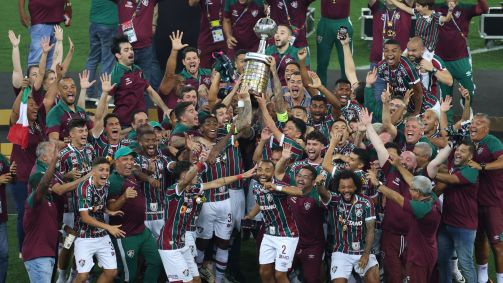 Jogadores do Fluminense comemoram a conquista da Libertadores 2023 com a taça de campeão