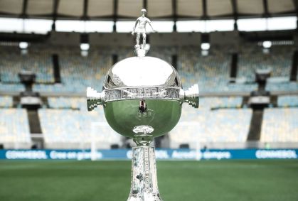 Taça da Libertadores no centro do gramado do Maracanã