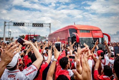 Torcida do Vila Nova "carrega" ônibus do time antes de decisão contra o ABC