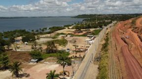 Imagem aérea da região da mina 18 da Braskem, em Maceió, que apresenta risco iminente de colapso