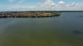 Imagem aérea da região da mina 18 da Braskem, em Maceió, que apresenta risco iminente de colapso