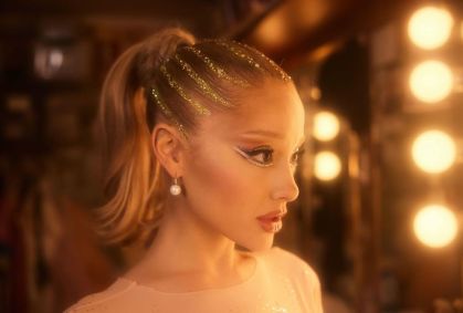 Ariana Grande lançou o primeiro single do seu novo álbum