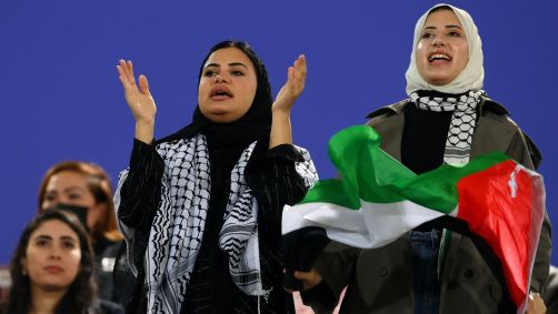 Mulheres palestinas presentes ao Abdullah Bin Khalifa Stadium, em Doha, no Catar