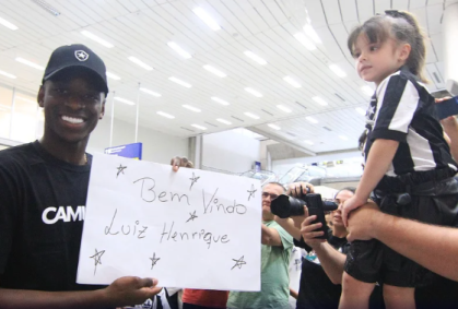 Luiz Henrique em seu primeiro contato com a torcida do Botafogo no Rio de Janeiro
