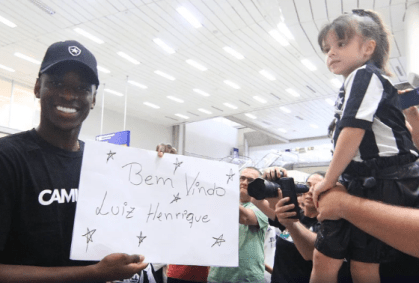 Luiz Henrique em seu primeiro contato com a torcida do Botafogo no Rio de Janeiro