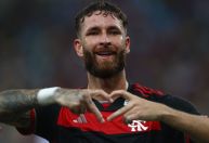 Em romance com ex de Militão, Léo Pereira adota apelido de 