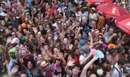 Blocos de Carnaval pedem "água grátis" durante a folia em São Paulo