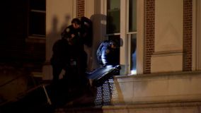 Agentes do Departamento de Polícia de Nova York entram no Hamilton Hall, no campus da Universidade de Columbia