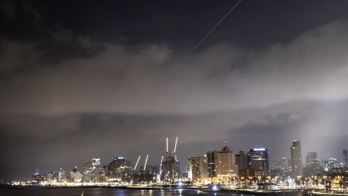 Mísseis são vistos no céu em Tel Aviv, Israel