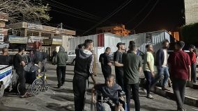 Palestinos em Gaza observam explosões após ataques do Irã contra Israel