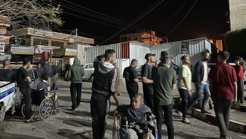 Palestinos em Gaza observam explosões após ataques do Irã contra Israel