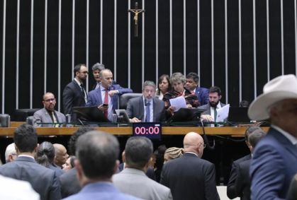 Discussão e votação de propostas. Dep. Sargento Gonçalves (PL - RN); Dep. Helder Salomão (PT - ES); Presidente da Câmara dos Deputados, Arthur Lira; Dep. Alice Portugal (PCdoB - BA); Dep. Erika Kokay (PT - DF) e Dep. Márcio Jerry (PCdoB - MA)