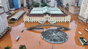 Mercado Público de Porto Alegre (RS) tomado pela água na enchente de 2024