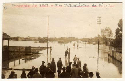 Rua Voluntários da Pátria, no Centro Histórico de Porto Alegre (RS), alagada durante a enchente de 1941