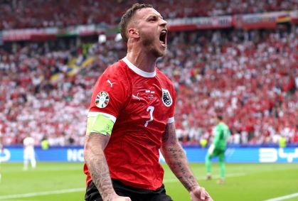 Arnautovic comemora o terceiro gol da Áustria sobre a Polônia em Berlim