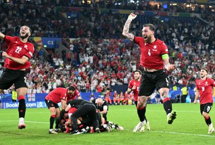 Jogadores da Geórgia comemoram a classificação histórica após vencer Portugal