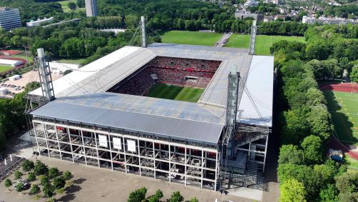 RheinEnergieStadion, em Colônia, tem capacidade para 43.000 torcedores