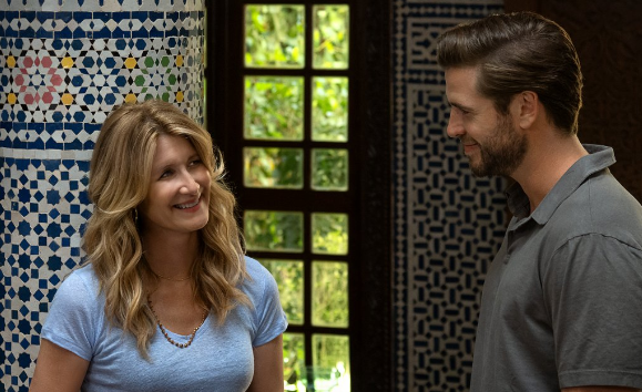 Laura Dern e Liam Hemsworth em "Amores Solitários" • Divulgação/Netflix