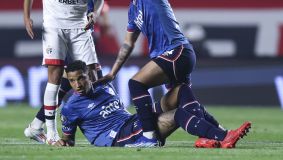Juan Izquierdo foi ao chão depois de se sentir mal na partida contra o São Paulo