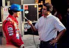 SENNA. (L to R) Gabriel Leone as Ayrton Senna, Gabriel Louchard as Galvão Bueno in Senna. Cr. Alan Roskyn/Netflix © 2024