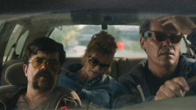 Cena do filme &quot;Brothers&quot;, com Peter Dinklage, Glenn Close e Josh Brolin