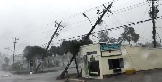 Postes caídos em Matlacha, Flórida, antes da chegada do furacão Milton