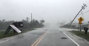 Postes caídos em Matlacha, Flórida, antes da chegada do furacão Milton