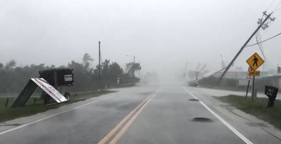 Postes caídos em Matlacha, Flórida, antes da chegada do furacão Milton