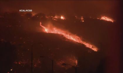 Grande incêndio na Califórnia obriga moradores a saírem de casa