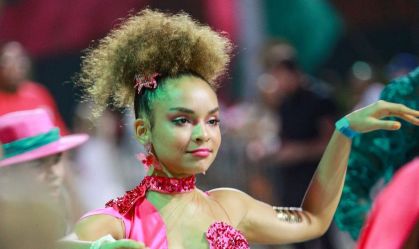 "Mania de Você": atriz é passista e desfila na Mangueira desde criança