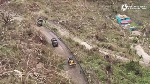 Imagens de drone mostram esforços de limpeza em Mayotte.