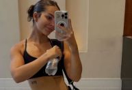 Mel Maia posta foto exibindo o bíceps após treino na academia; veja