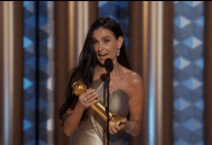 No Globo de Ouro 2025, Demi Moore emociona com discurso: “1º da minha carreira"
